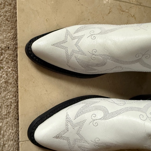 NIB Lucchese Gina White Boot size 7 B
$795 - Picture 5 of 11